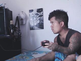 enano se divierte jugando mientras su hermanastra se divierta con la polla de el