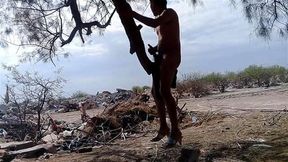 linda puta monta tronco en publico con tacones muy calientes