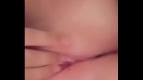 Novinha buceta rosinha com piercing no grelo gozando na siririca