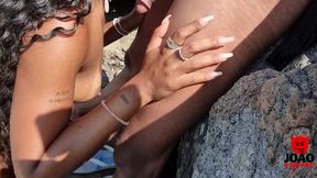 casal transando na praia com pessoas olhando - preta fogosa