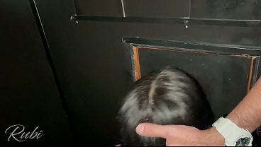 A G&oacute_tica Rubi Torres fodendo na casa de swing - A safada chama o puto pra entrar na cabine e acaba dando pra dois