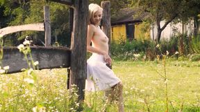 Natural knockers blondie cougar posed outdoor
