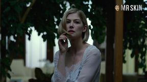 Sexy and hot actress Rosamund Pike actually doesn't mind being nude on cam