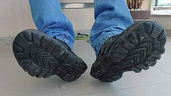 PUTTING ON THE WORK BOOT - SFTNE02