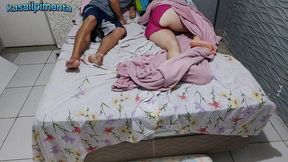 padrasto inventou mentiras para que enteada novinha tivesse que dividir a cama!