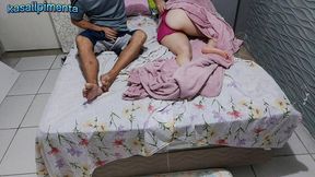 padrasto inventou mentiras para que enteada novinha tivesse que dividir a cama!