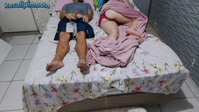 padrasto inventou mentiras para que enteada novinha tivesse que dividir a cama!