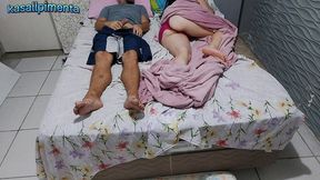 padrasto inventou mentiras para que enteada novinha tivesse que dividir a cama!