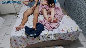 padrasto inventou mentiras para que enteada novinha tivesse que dividir a cama!