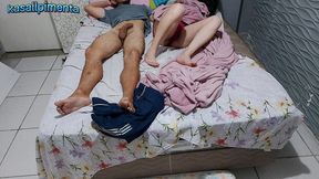 padrasto inventou mentiras para que enteada novinha tivesse que dividir a cama!