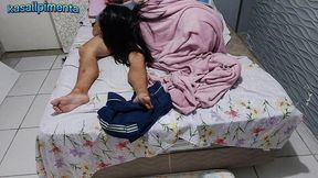 padrasto inventou mentiras para que enteada novinha tivesse que dividir a cama!
