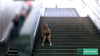 Loira se exibi nas ruas de S&atilde_o Paulo, vai at&eacute_ o metr&ocirc_ e mostra a buceta, e amiga faz boquete dentro da esta&ccedil_&atilde_o.