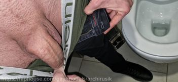 A Random Passerby Sucked My Dick in the Public Toilet of a Shopping Mall and Ate My Cum!