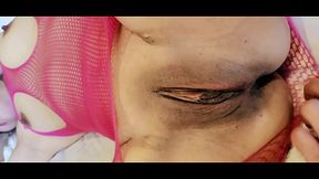 女王様は、ピンク色の編みタイツで大興奮