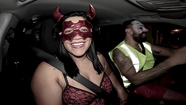 Ela voltou da festa de Halloween toda arrombadinha e gozadinha