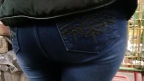 Culo sabroso en el super mercado