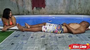 banho de piscina termina em sexo, e a gostosa se mija toda de tanta tessao, com direito a anal, samantha squirt