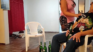 Voy ala casa de mi mejor amigo para ver el JUEGO de Futbol se Pone muy le hago unos masajes a su esposa y terminamos follando Tiene UN CULO muy GRANDE es una Buena puta