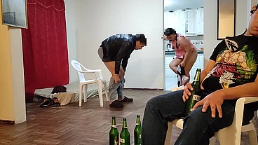Voy ala casa de mi mejor amigo para ver el JUEGO de Futbol se Pone muy le hago unos masajes a su esposa y terminamos follando Tiene UN CULO muy GRANDE es una Buena puta