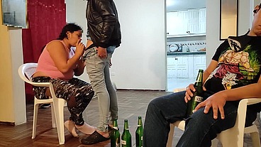 Voy ala casa de mi mejor amigo para ver el JUEGO de Futbol se Pone muy le hago unos masajes a su esposa y terminamos follando Tiene UN CULO muy GRANDE es una Buena puta