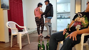 Voy ala casa de mi mejor amigo para ver el JUEGO de Futbol se Pone muy le hago unos masajes a su esposa y terminamos follando Tiene UN CULO muy GRANDE es una Buena puta