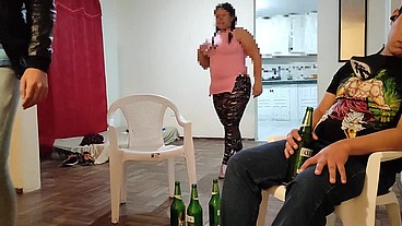 Voy ala casa de mi mejor amigo para ver el JUEGO de Futbol se Pone muy le hago unos masajes a su esposa y terminamos follando Tiene UN CULO muy GRANDE es una Buena puta