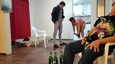 Voy ala casa de mi mejor amigo para ver el JUEGO de Futbol se Pone muy le hago unos masajes a su esposa y terminamos follando Tiene UN CULO muy GRANDE es una Buena puta