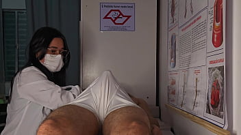 Enfermeira e est&eacute_tica observa ere&ccedil_&atilde_o do paciente!