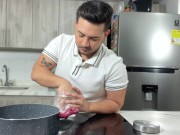 ¡Dios mío! Mi hermanastro cachondo me está follando en la cocina
