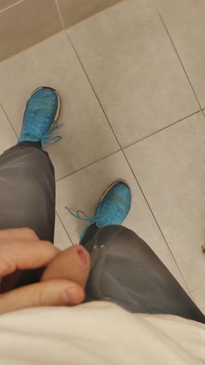 White, Skinny Boy Risky Handsfree Cumshout in Gym