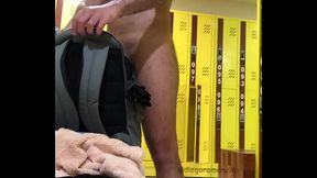 Exibindo a pica na academia