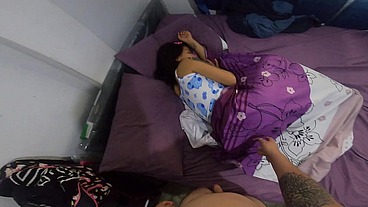Estoy descansando en la cama y me encanta que mi novio me despierte a follarme