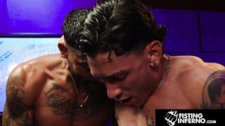 Sirena Santiago con un enorme cazzo senza sella e pugni Andre Bedford in intense martellate