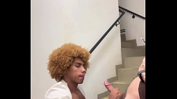 NOVINHO ME VIU NO SHOPPING E QUIS FUDER COMIGO NAS ESCADAS