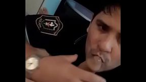 Policia me hace poner su uniforme para luego cogerme con el puesto