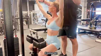 Défi risqué - Baise hard avec le coach sportif dans les vestiaires !