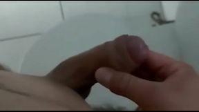 jovencito caliente va al ba&ntilde_o a sacarse leche