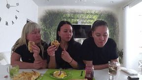 Girls are eating aFO