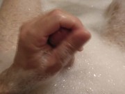 En prenant un bain moussant je ne peux m'empêcher de me masturber et d'éjaculer