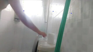 Ditangkap mandi: Amatur matang Brazil mengusap zakarnya yang besar sebelum pantat liar berdegup kencang