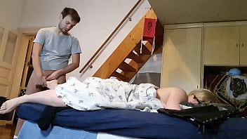 Pervert stepson jerking off to his stepmother&#039_s feet secretly HD