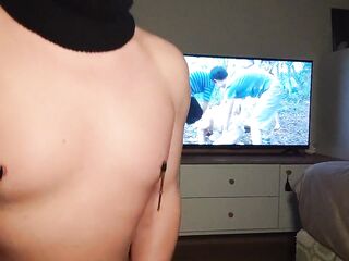 Built chap plays with nipples and a vibrating butt-plug