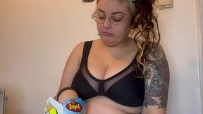 CURVY TATTOOED GIRL EATS AND IGNORES YOU FETISH