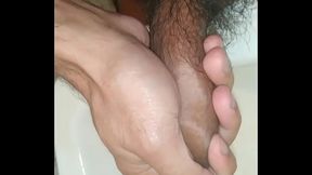 NOVINHO PENTELHUDO GOZANDO NO BANHEIRO