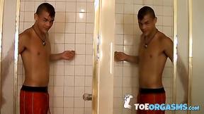 ”Sexy young Boomer Jacoby wanks off & cums all over his feet”