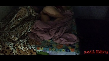 milf safada divide a cama com jovem! jovem veio passar final de semana em sua casa, e ela tramou para que tivessem que dividir a cama