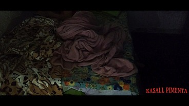 milf safada divide a cama com jovem! jovem veio passar final de semana em sua casa, e ela tramou para que tivessem que dividir a cama