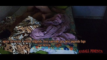 milf safada divide a cama com jovem! jovem veio passar final de semana em sua casa, e ela tramou para que tivessem que dividir a cama
