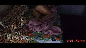 milf safada divide a cama com jovem! jovem veio passar final de semana em sua casa, e ela tramou para que tivessem que dividir a cama