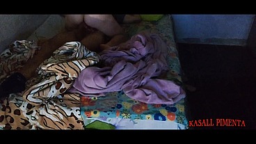 milf safada divide a cama com jovem! jovem veio passar final de semana em sua casa, e ela tramou para que tivessem que dividir a cama